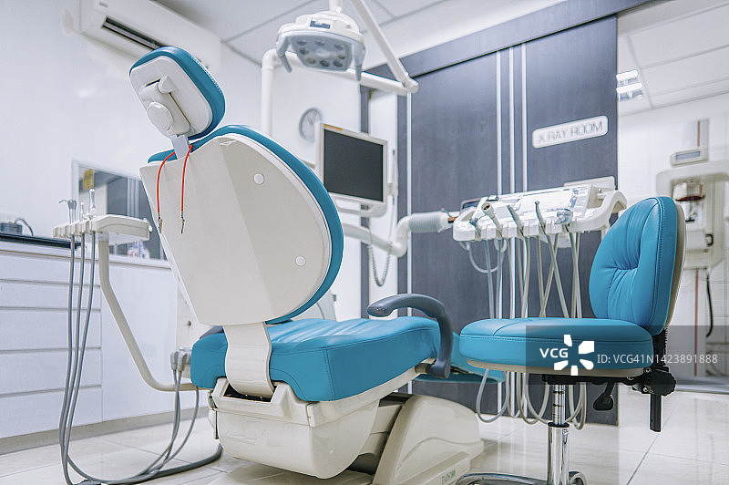 牙科诊所的牙科椅和外科设备，现代化医疗中心的病人接待室图片素材