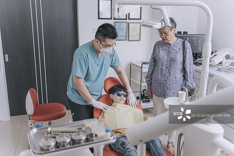 中国奶奶陪孙子去看牙医做牙齿检查图片素材