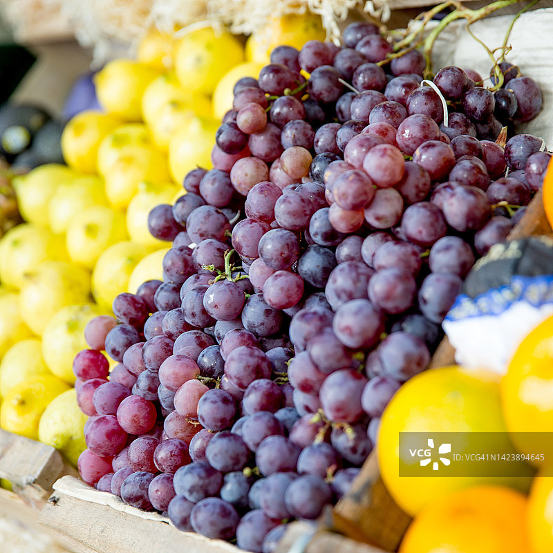 商贩水果摊上的红葡萄图片素材