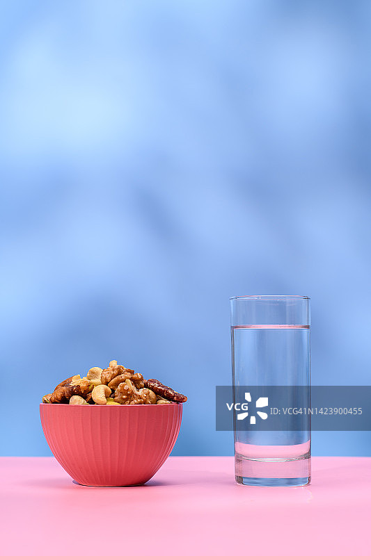 坚果碗和一杯水图片素材
