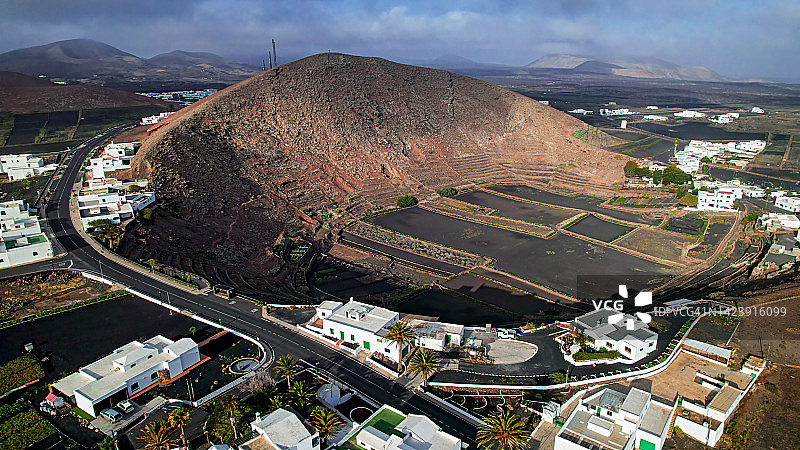 西班牙加那利群岛兰萨罗特岛火山坑中的蒂纳霍镇鸟瞰图片素材