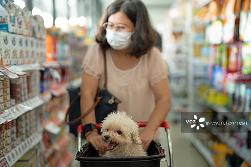 女人带狗在宠物店购物图片素材