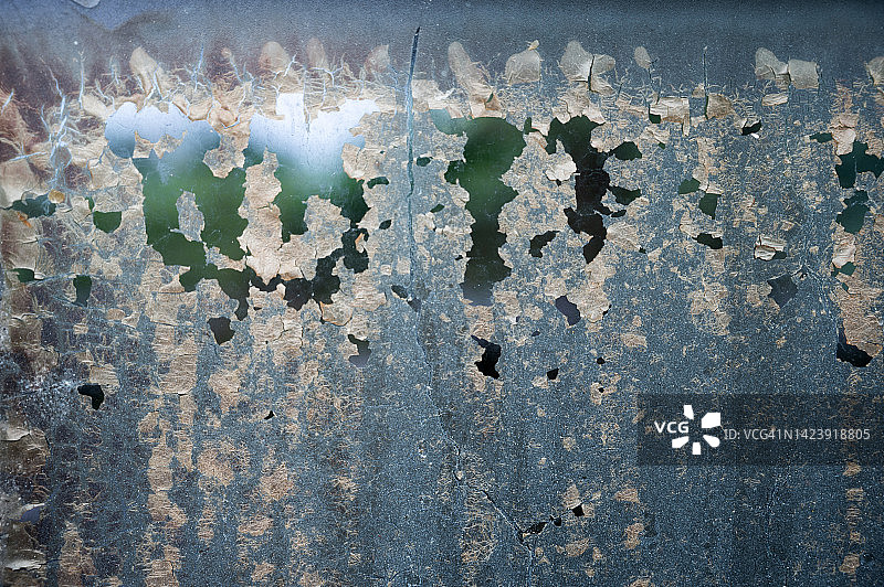 镜子上剥落的黑色破损膜片图片素材
