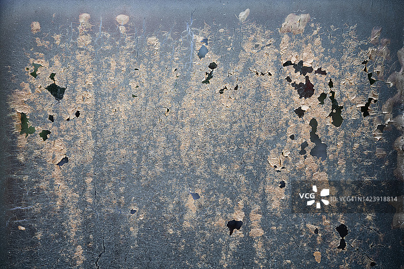 镜子上剥落的黑色破损膜片图片素材