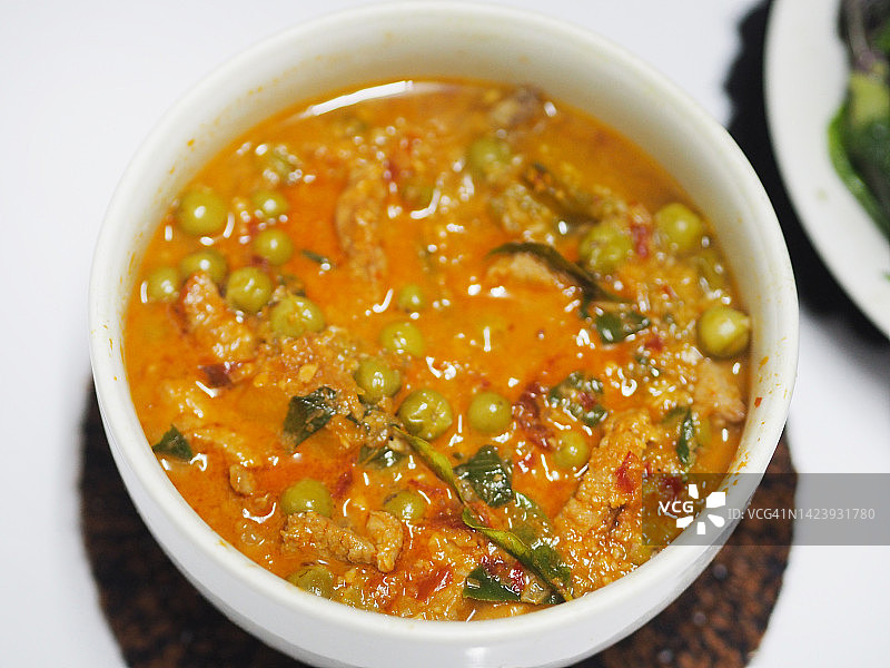 白碗中的椰奶猪肉咖喱配小茄子图片素材