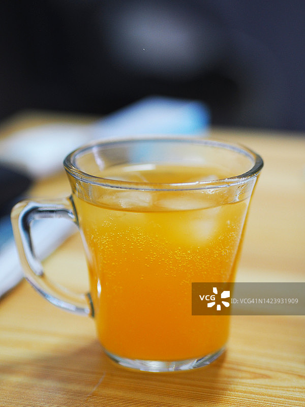 透明玻璃杯中的橙汁钙图片素材