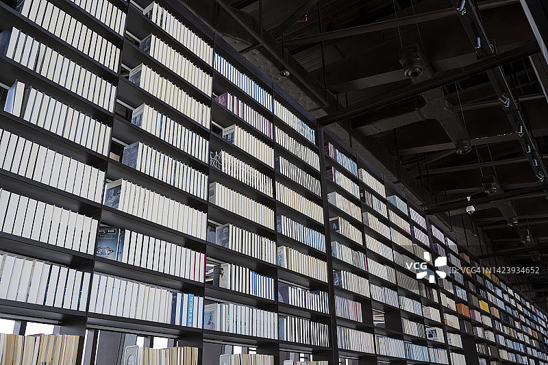 公共图书馆书架图片素材