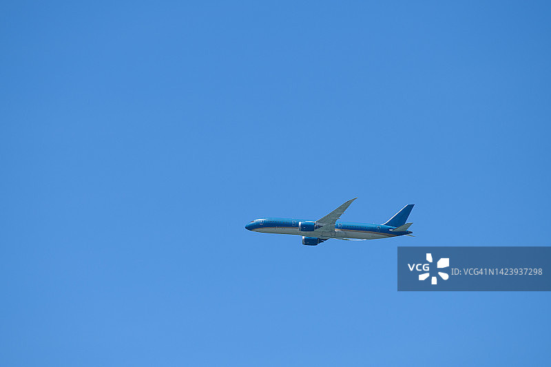 天空中飞机的低角度景观图片素材