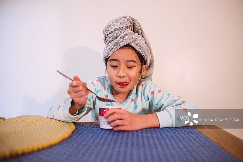 快乐女孩在家享用冰淇淋图片素材