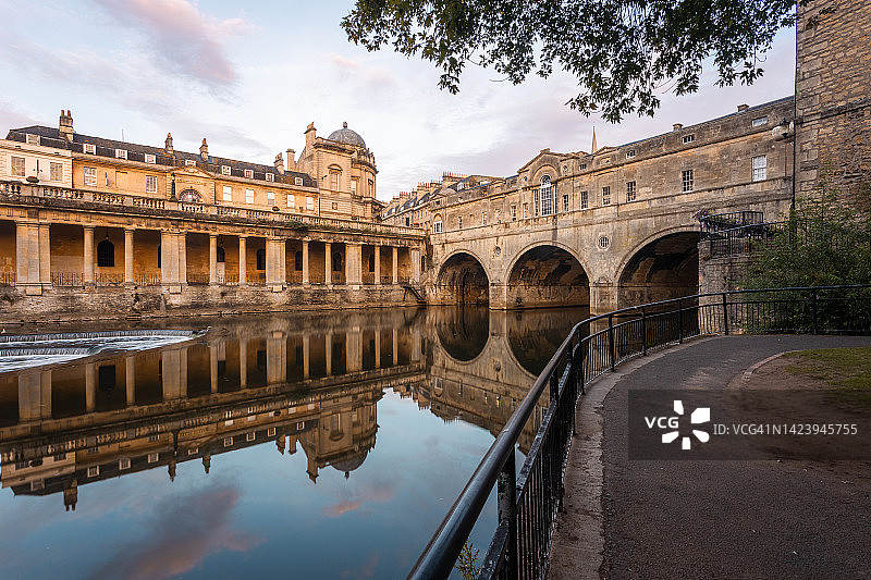 普尔特尼桥，埃文河，巴斯，萨默塞特，英格兰的日出图片素材