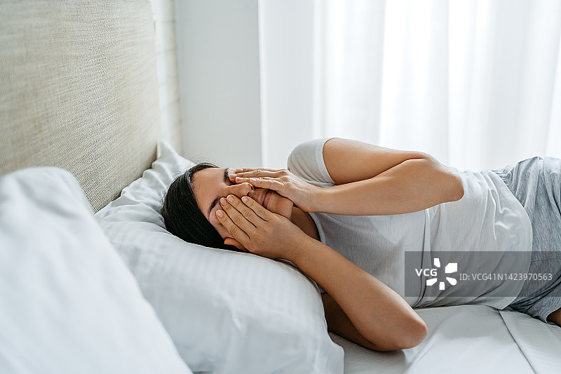 年轻女人在早上醒来图片素材