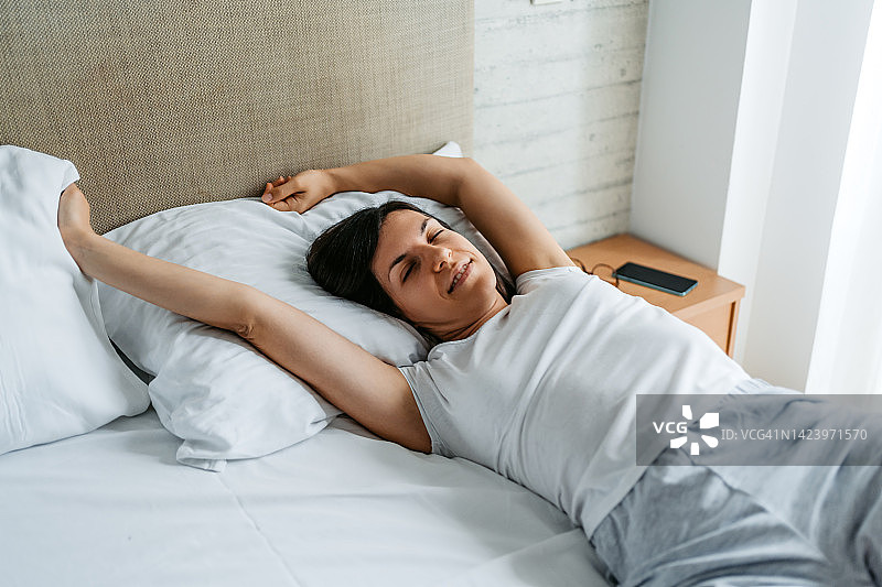 年轻女人在早上醒来图片素材