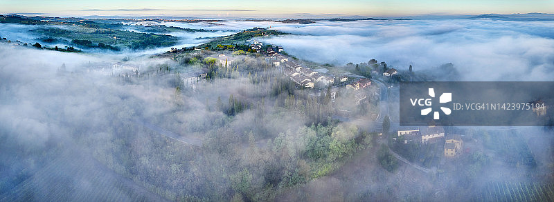 意大利托斯卡纳的清晨薄雾图片素材