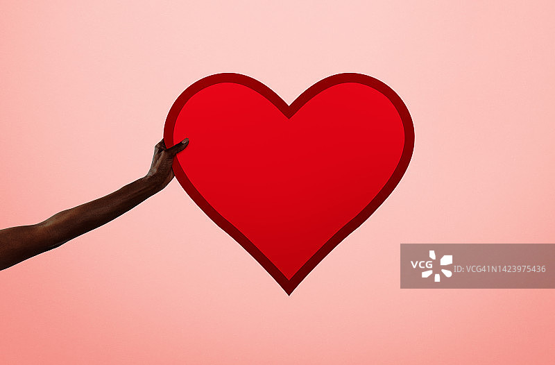 手臂握着红心符号插图图片素材