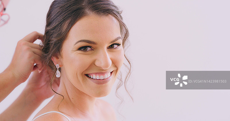 婚礼当天，新娘在影棚与伴娘或造型师一同进行美妆图片素材