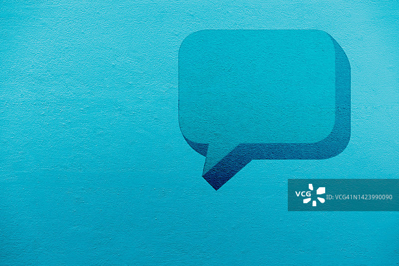 蓝色墙上的对话气泡涂鸦图片素材
