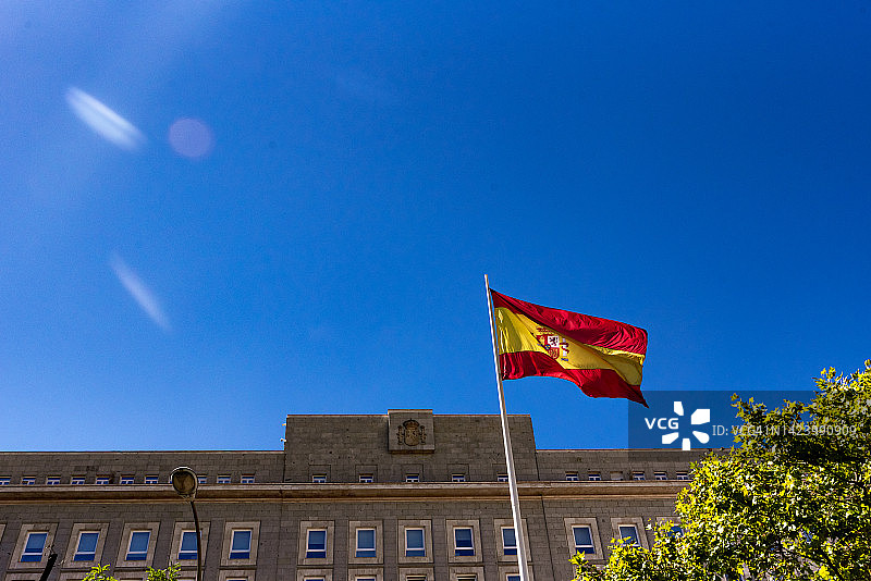 马德里一栋公共建筑上悬挂的西班牙国旗图片素材