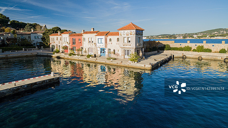 法国瓦尔本多尔岛港口的房屋图片素材