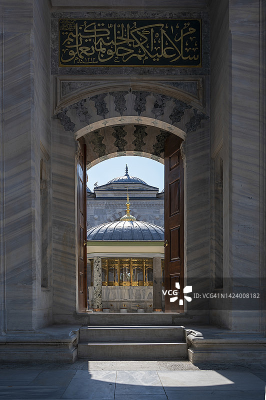伊斯坦布尔历史悠久的巴耶济德清真寺图片素材