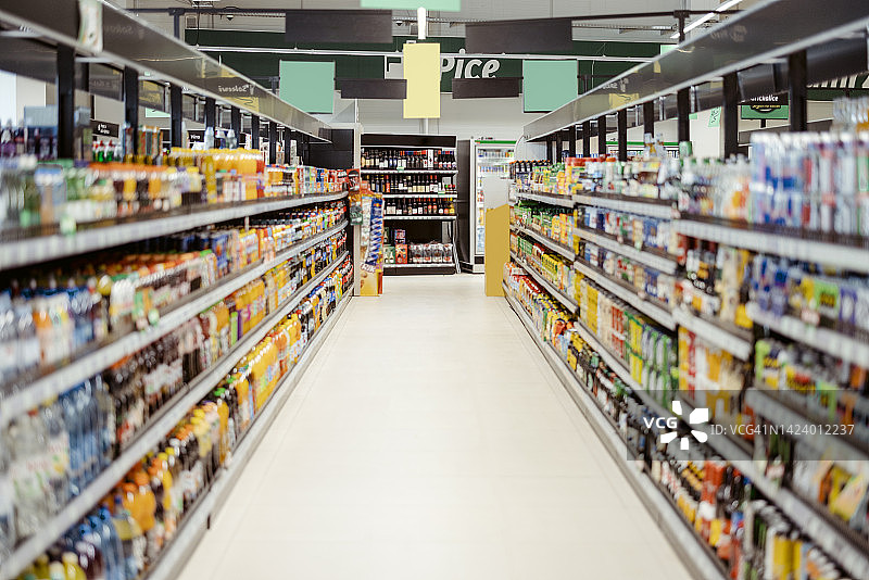 摆满商品的超市过道图片素材
