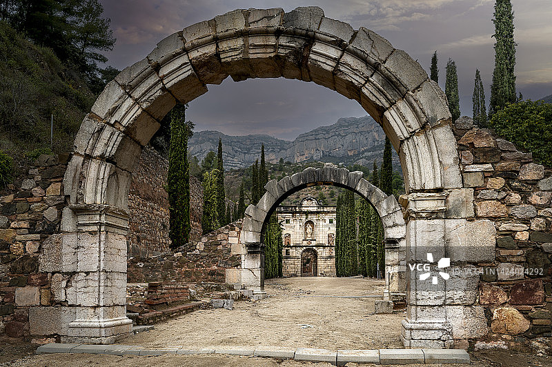 西班牙加泰罗尼亚塔拉戈纳省埃斯卡拉代伊圣玛丽亚修道院图片素材