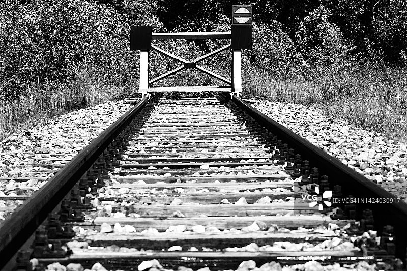 在铁路轨道上的缓冲站图片素材
