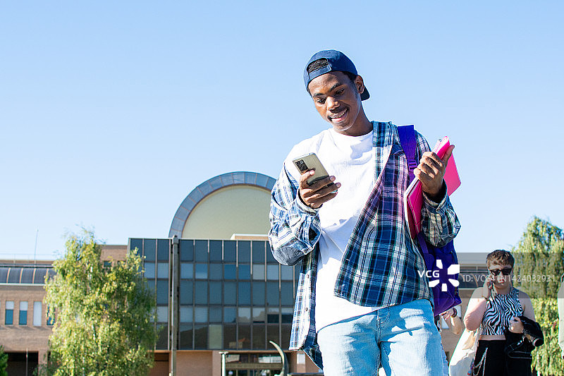 男人在大学校园使用智能手机图片素材