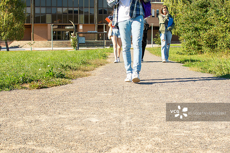 大学校园内学生行走的低角度照片图片素材