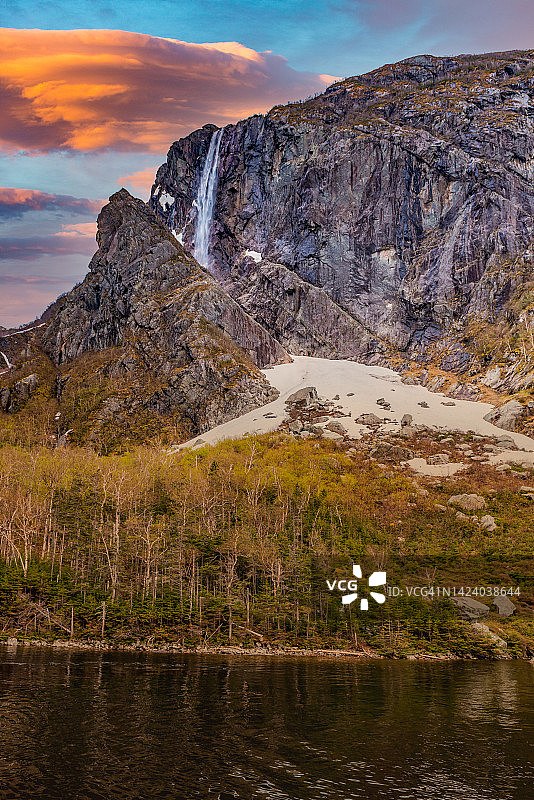 纽芬兰格罗斯莫讷国家公园的西部布鲁克池塘图片素材