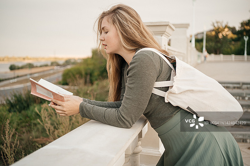 女孩在公园里读书图片素材