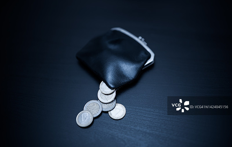 从钱包破洞中掉出的硬币图片素材