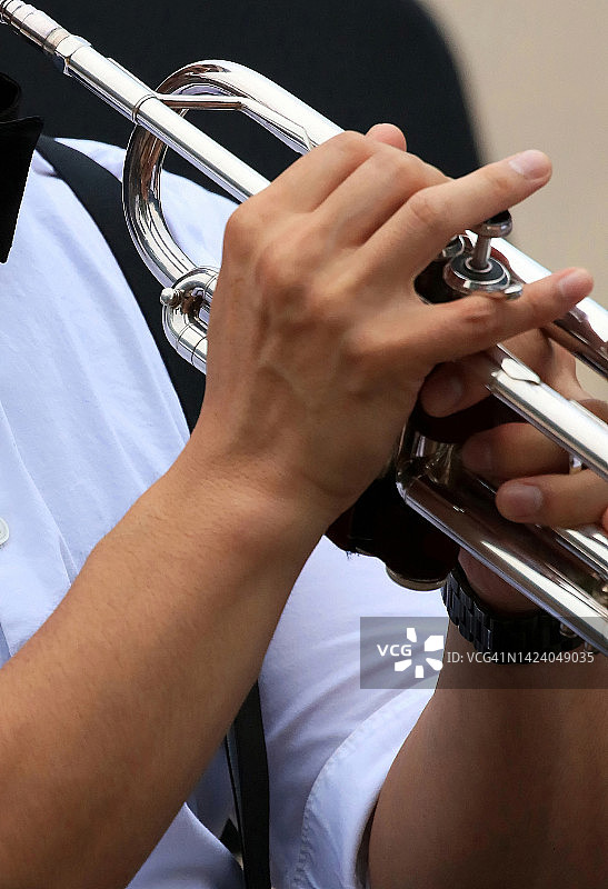 音乐家在户外演奏小号图片素材