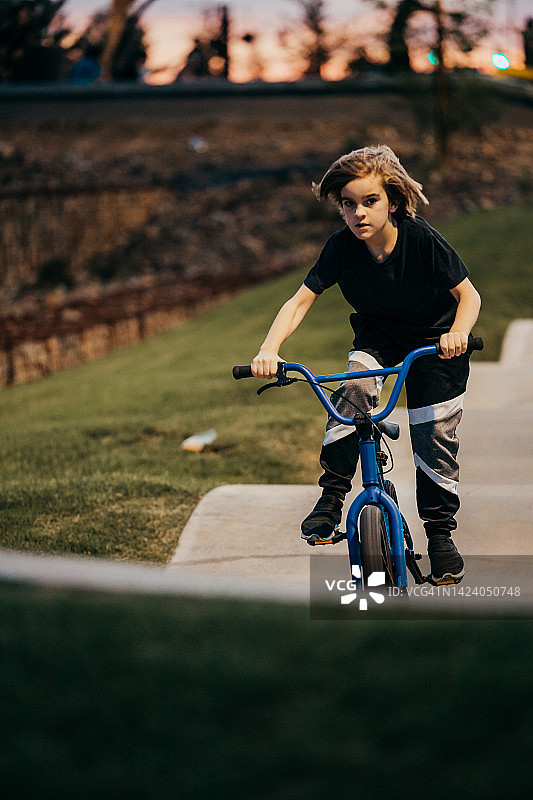在自行车公园骑BMX自行车的男孩图片素材