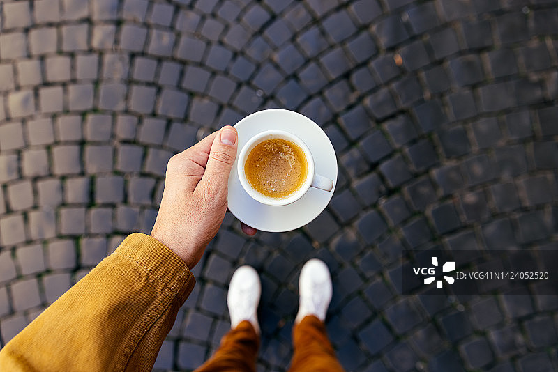 男子在罗马街头喝浓咖啡，个人视角俯视，意大利图片素材