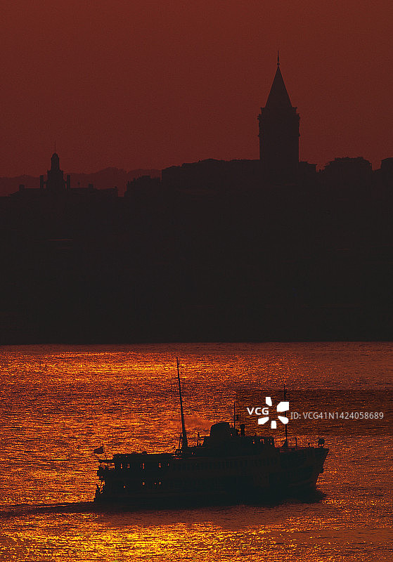 日落时分的加拉塔和渡轮图片素材