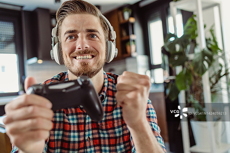 玩电子游戏的兴奋感图片素材