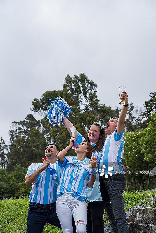 阿根廷球迷激动地庆祝球队的精彩进球图片素材