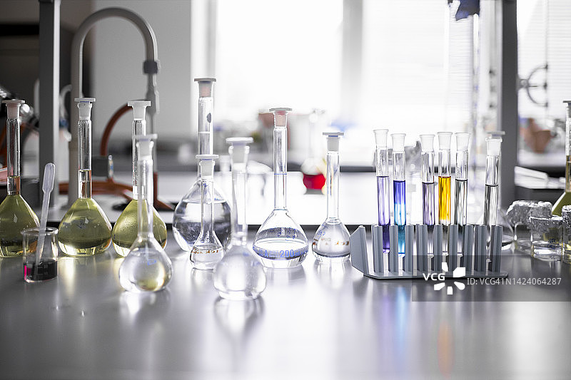 制药行业研究中的实验室设备图片素材