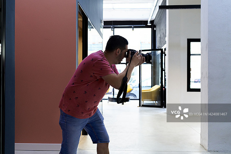 男子在办公室里手持相机图片素材