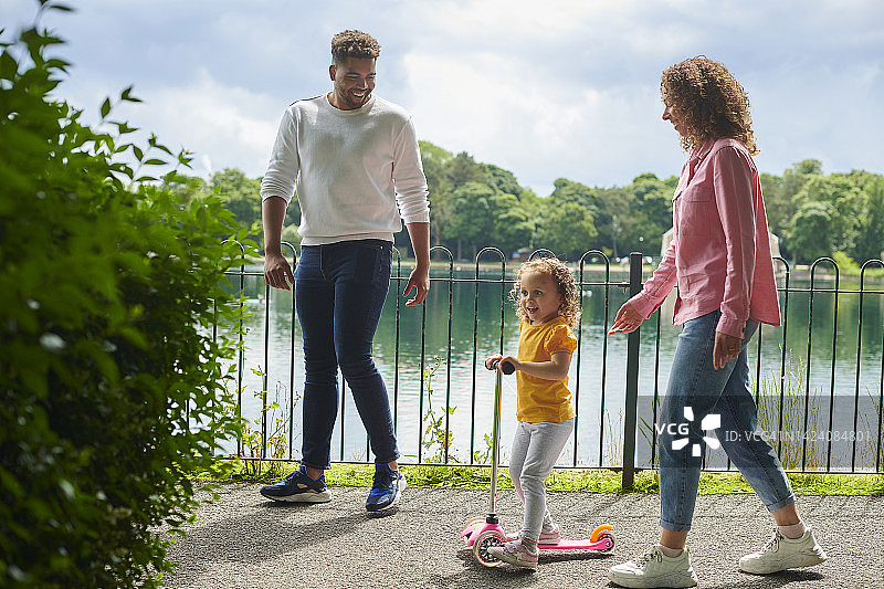 公园里的滑板车图片素材