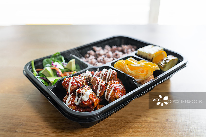 韩式辣味炸鸡外卖盒图片素材