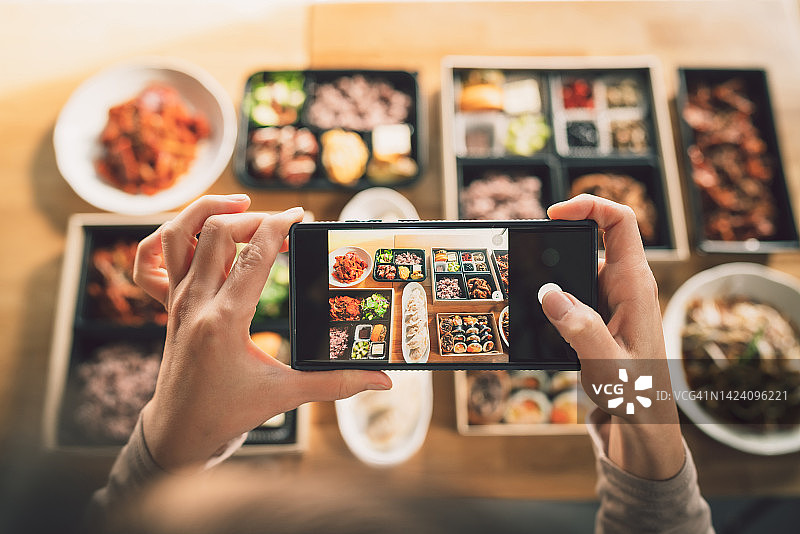 女人拍摄韩国美食桌面图片素材
