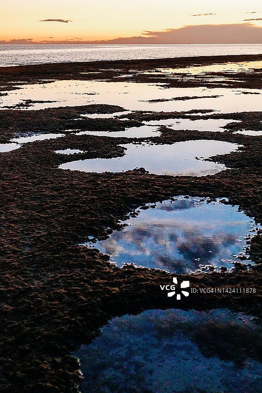 日落时分的潮汐池与倒影图片素材