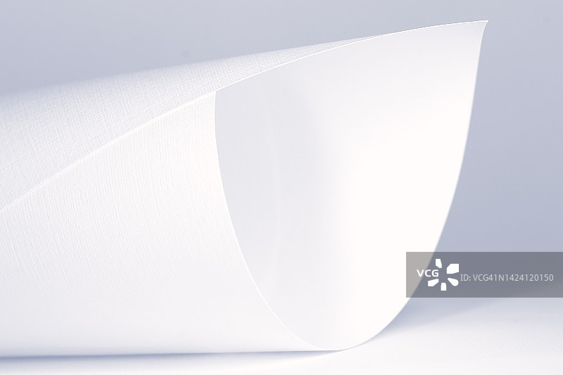 蓝灰色背景上的白纸图片素材