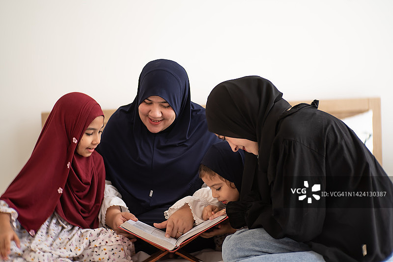 母亲教女儿读书图片素材