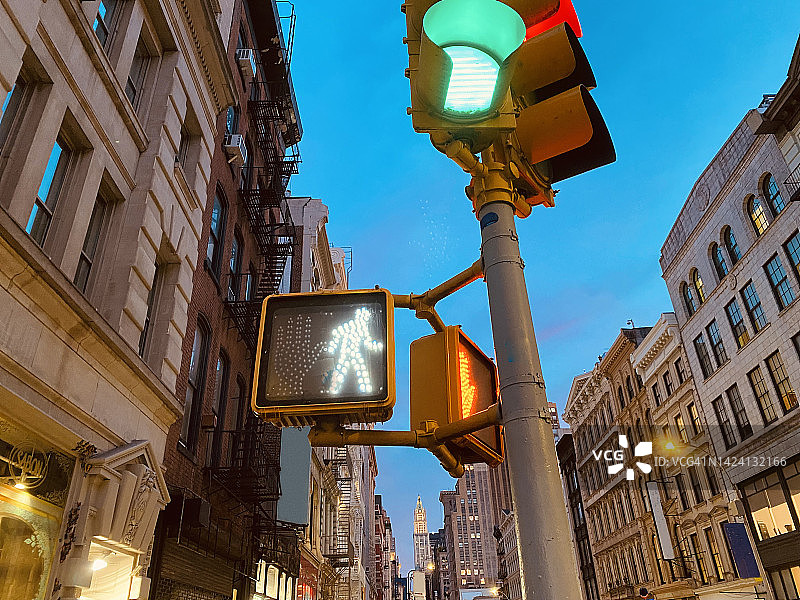人行信号灯和百老汇街景图片素材