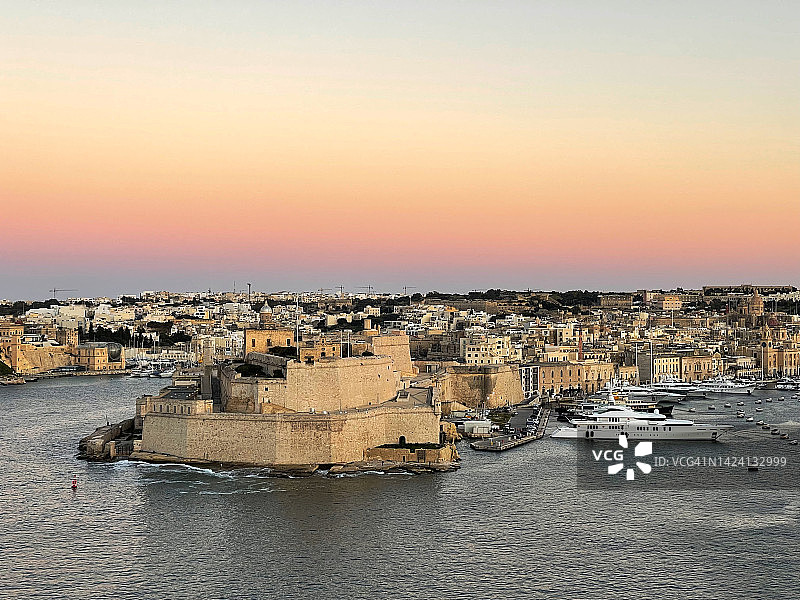 圣安吉洛堡和大港的夜景图片素材