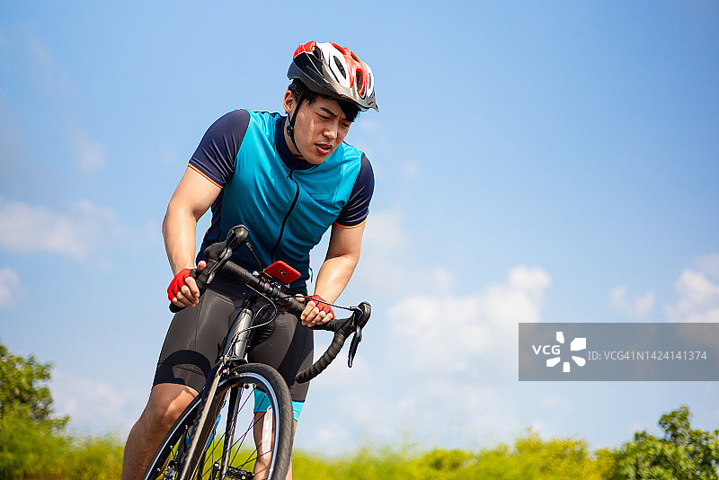 骑自行车的亚洲青年男人图片素材