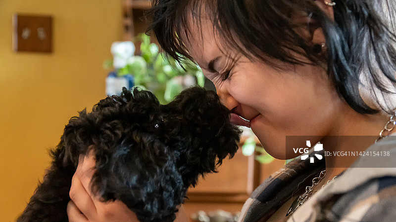 小狗舔舐少女图片素材