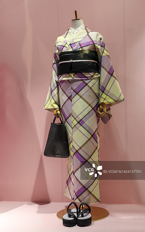 橱窗里展示的日本和服图片素材